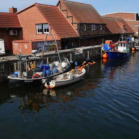 Ostsee-landhausblick Zw Rostock Und Wismar *